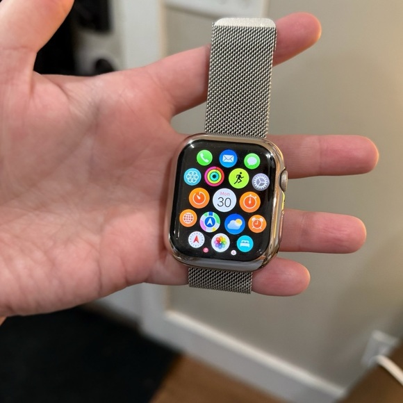 Apple Watch Series 8 (45mm, GPS) + EXTRAS - Picture 2 of 6